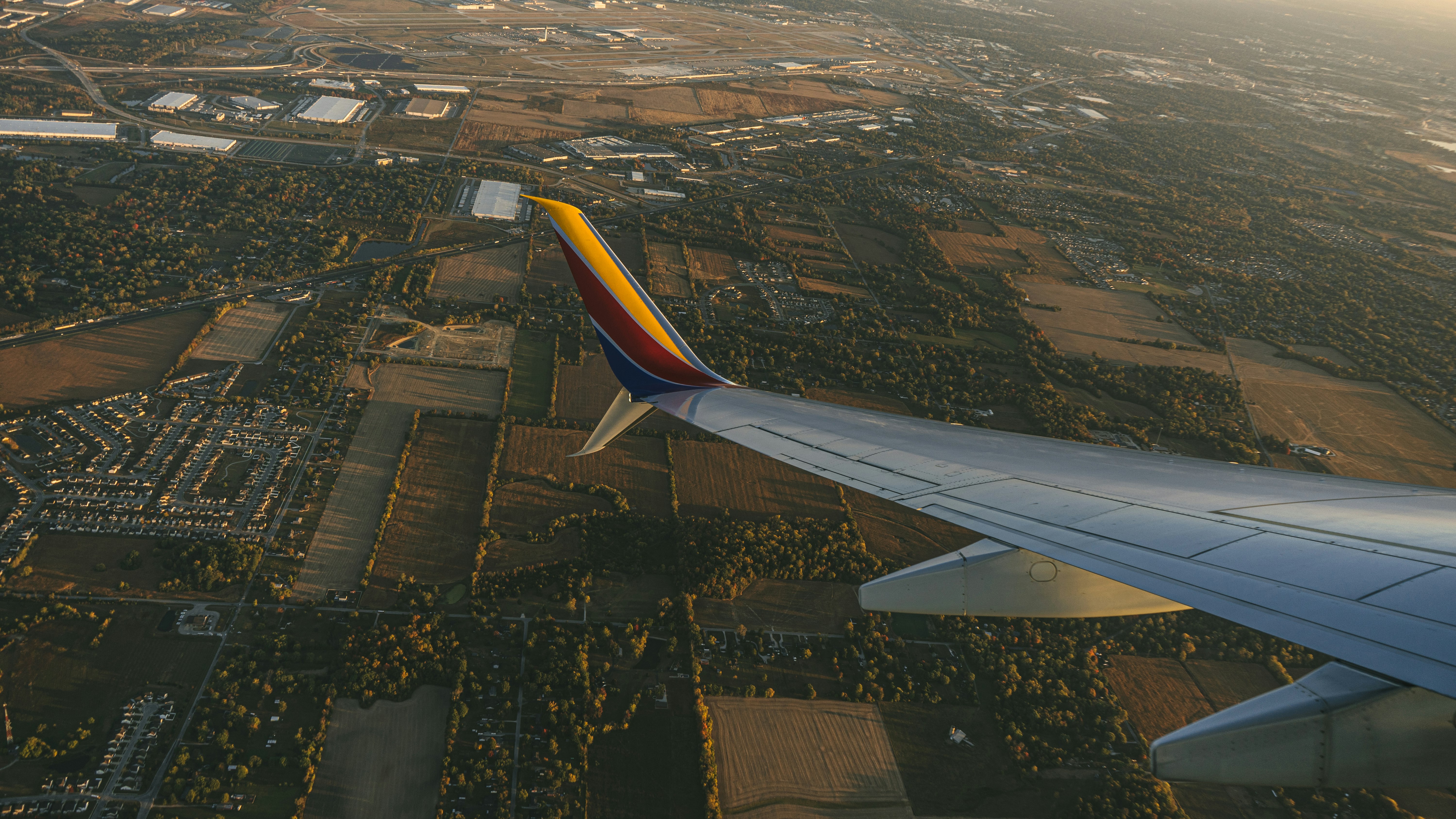 white and blue airplane wing